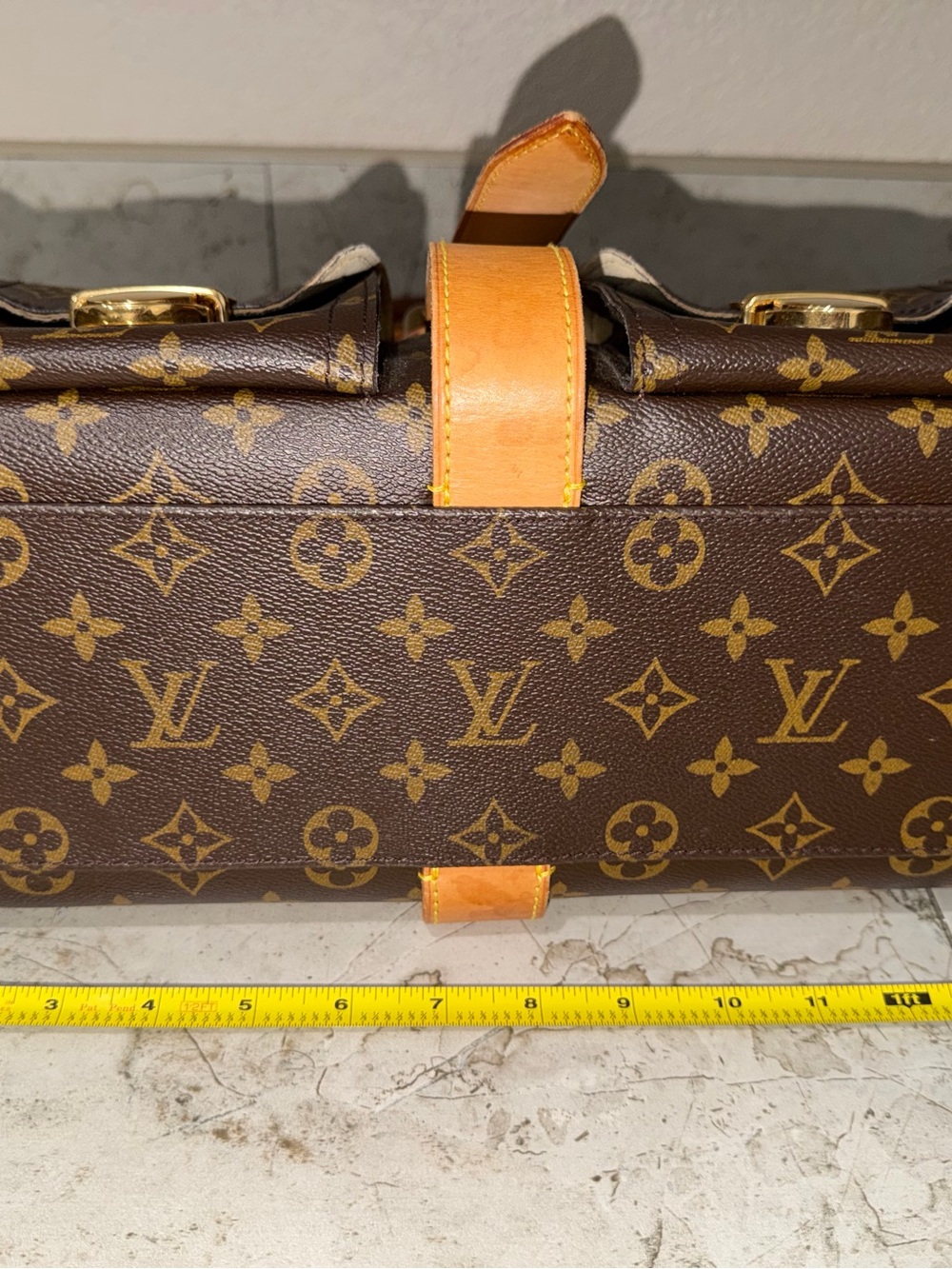 Authentic Louis Vuitton Manhattan GM - Picture 9 of 15